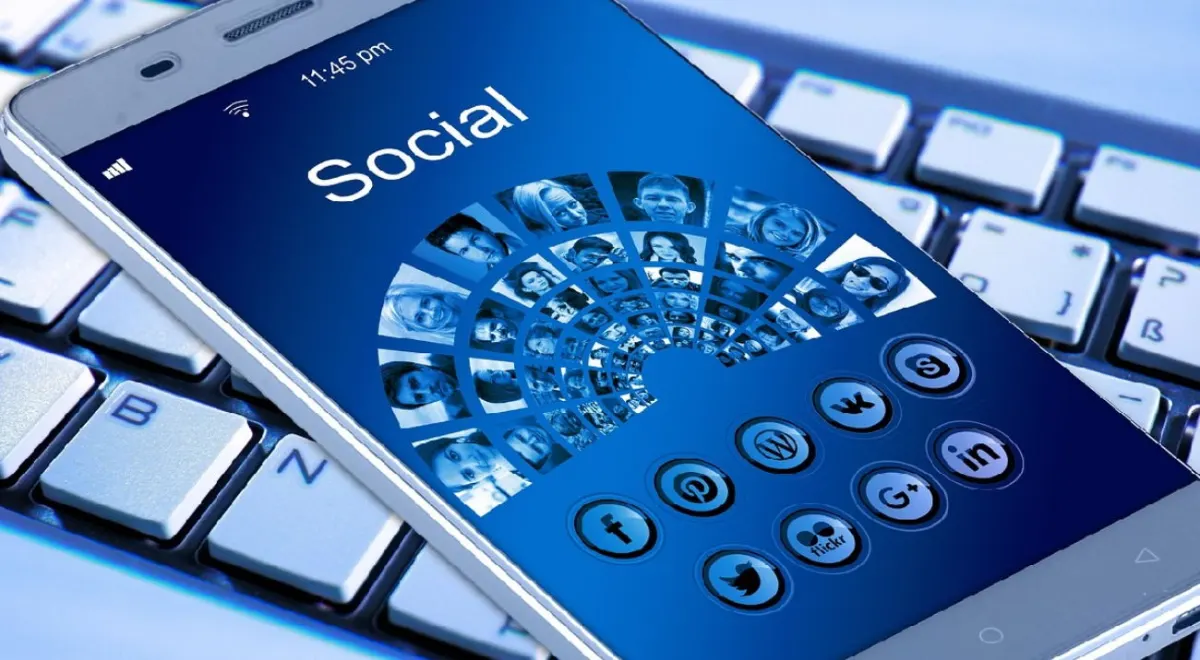 Francia prohíbe a menores de 15 años el acceso a redes sociales